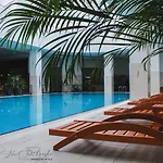 Sky & Floor 33th 28th & 25th & 19th & 13th 12th With Pool & & Fitness & Parking Included In Price *