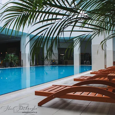 Sky & Floor 33th 28th & 25th & 19th & 13th 12th With Pool & & Fitness & Parking Included In Price *