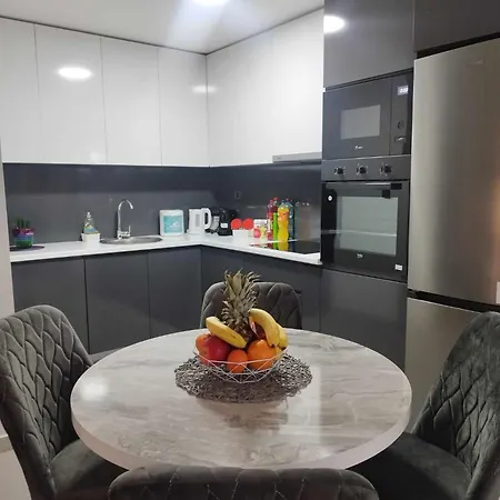 Sky & Floor 37th 33th 28th & 25th & 19th & 13th 12th With Pool & & Fitness & Parking Included In Price Скопье