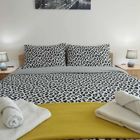 Sky & Floor 33th 28th & 25th & 19th & 13th 12th With Pool & & Fitness & Parking Included In Price Skopje