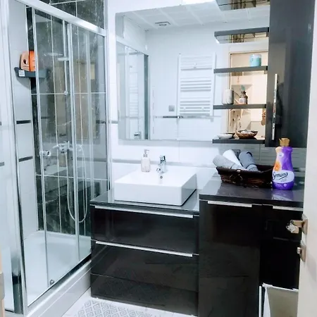 Sky & Floor 33th 28th & 25th & 19th & 13th 12th With Pool & & Fitness & Parking Included In Price *