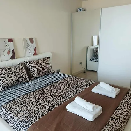 Sky & Floor 33th 28th & 25th & 19th & 13th 12th With Pool & & Fitness & Parking Included In Price