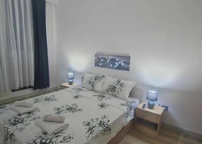 Apartment Sky City: High-rise With Pool & Access