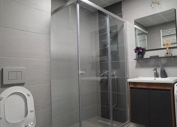 Sky & Floor 33th 28th & 25th & 19th & 13th 12th With Pool & & Fitness & Parking Included In Price *