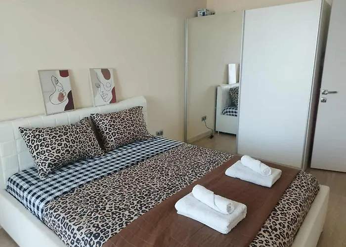 Sky & Floor 33th 28th & 25th & 19th & 13th 12th With Pool & & Fitness & Parking Included In Price